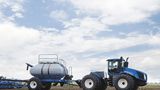 Bis zu 638 PS leistet der amerikanische Kraftprotz New Holland T9.645. Bei einem Eigengewicht von 20 Tonnen kann er damit mühelos riesige Anhänger ziehen.