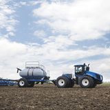 Bis zu 638 PS leistet der amerikanische Kraftprotz New Holland T9.645. Bei einem Eigengewicht von 20 Tonnen kann er damit mühelos riesige Anhänger ziehen.