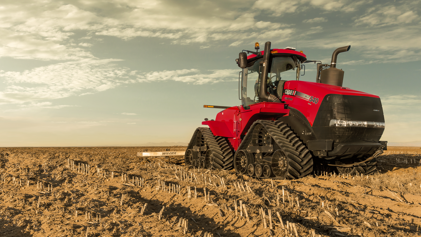 Platz zehn belegt der Case IH Steiger/Quadtrac 540 CVX mit 613 PS Leistung. Seine 24 Tonnen Gewicht bewegt er mit Hilfe eines Raupenantriebs über den Acker.