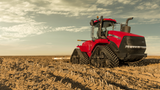 Platz zehn belegt der Case IH Steiger/Quadtrac 540 CVX mit 613 PS Leistung. Seine 24 Tonnen Gewicht bewegt er mit Hilfe eines Raupenantriebs über den Acker.