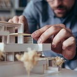 Platz 14: Architektur  Gebäude entwerfen, kreativ sein und immer auch auf die praktische Umsetzbarkeit achten: Architekten verdienen zum Einstieg im Schnitt 36.009 Euro.