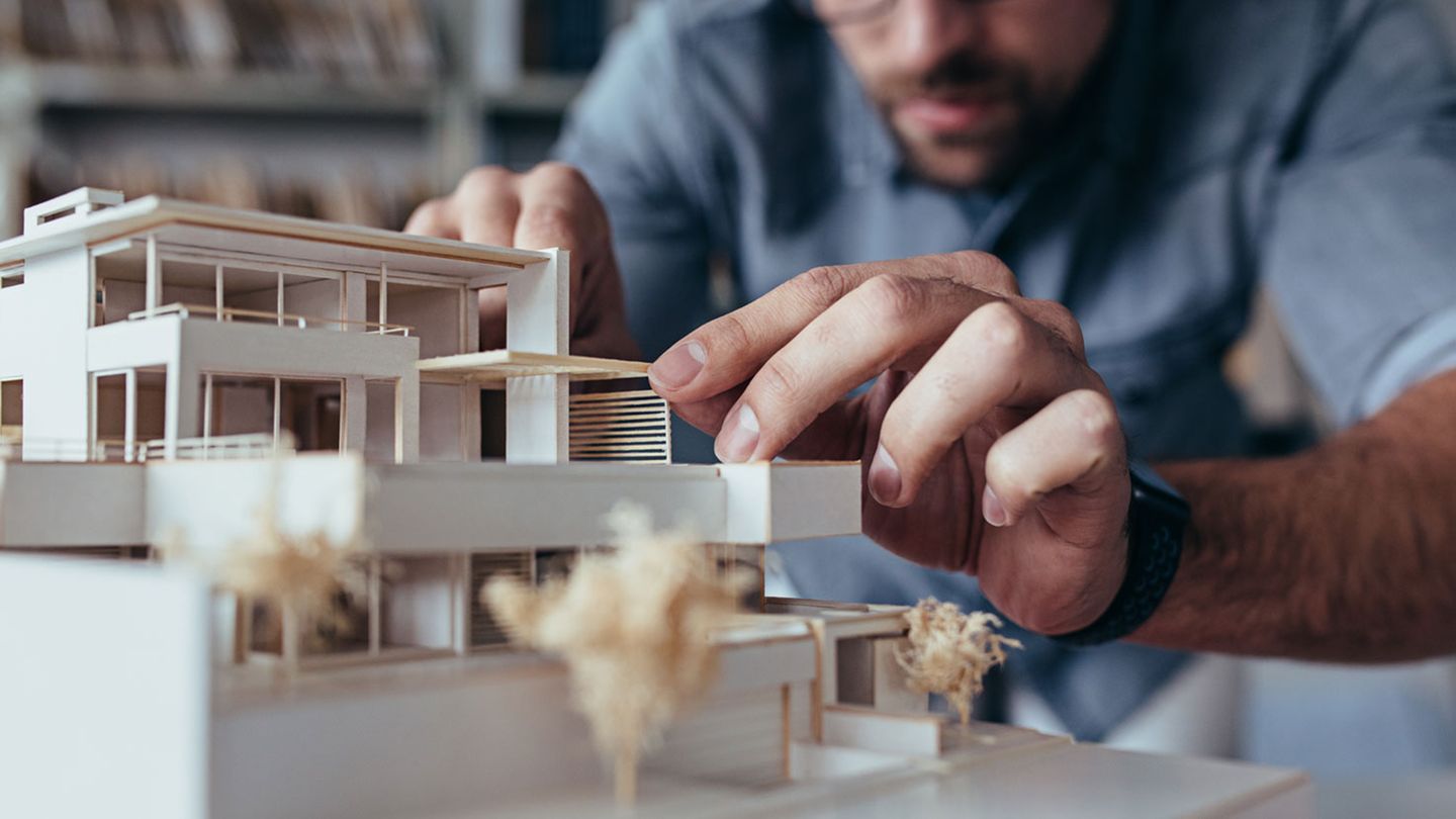 Platz 14: Architektur  Gebäude entwerfen, kreativ sein und immer auch auf die praktische Umsetzbarkeit achten: Architekten verdienen zum Einstieg im Schnitt 36.009 Euro.