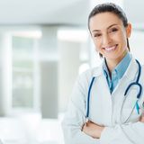 Platz 1: Medizin und Zahnmedizin  Die höchsten Einstiegsgehälter bringt das Medizin- und Zahnmedizin-Studium. Ärzte und Zahnärzte erhalten zum Berufsstart im Schnitt 52.668 Euro.