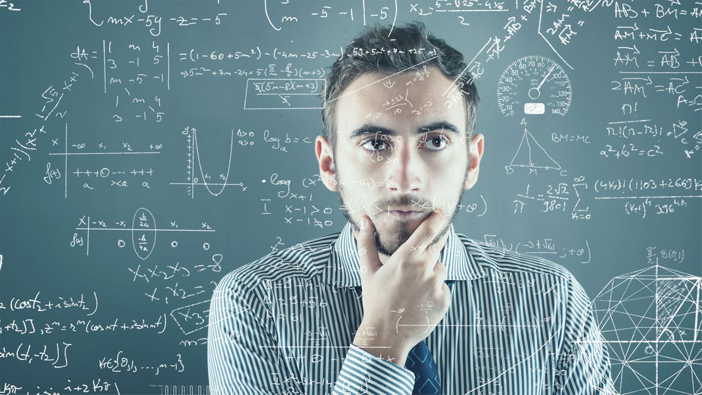 Platz 6: Mathematik und Informatik  Mathematiker und Informatiker sind in der Wirtschaft gefragt, vor allem im Bank- und Versicherungswesen, aber auch in anderen Branchen. Einstiegsgehalt: 46.191 Euro.