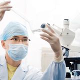 Platz 2: Naturwissenschaft  Die zweithöchsten Einstiegsgehälter im Ranking erzielen Absolventen naturwissenschaftlicher Studiengänge wie Chemie, Pharmazie oder Physik: 48.812 Euro weist die Studie als durchschnittliches Startgehalt aus. Die höchsten Gehälter zahlt die chemie- und erdölverarbeitende Industrie.