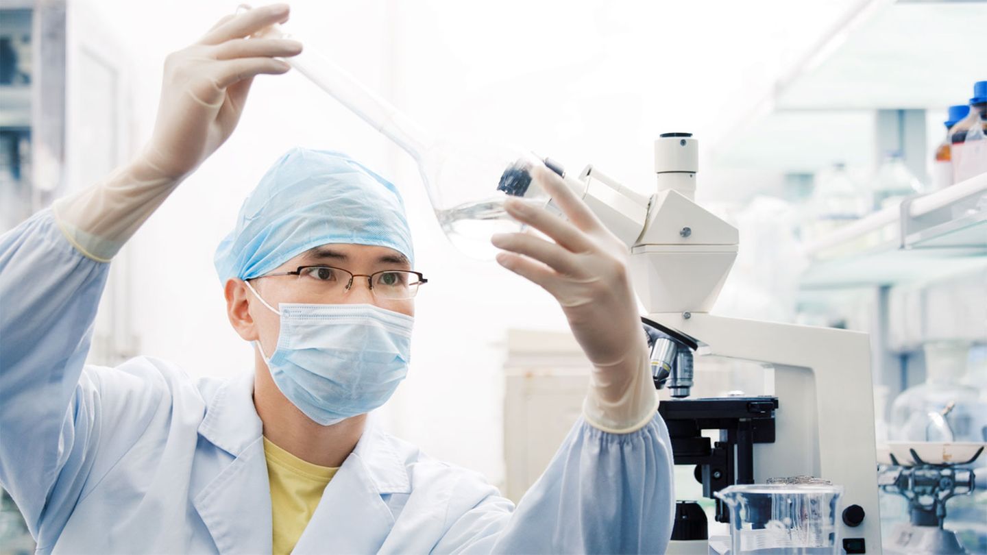 Platz 2: Naturwissenschaft  Die zweithöchsten Einstiegsgehälter im Ranking erzielen Absolventen naturwissenschaftlicher Studiengänge wie Chemie, Pharmazie oder Physik: 48.812 Euro weist die Studie als durchschnittliches Startgehalt aus. Die höchsten Gehälter zahlt die chemie- und erdölverarbeitende Industrie.