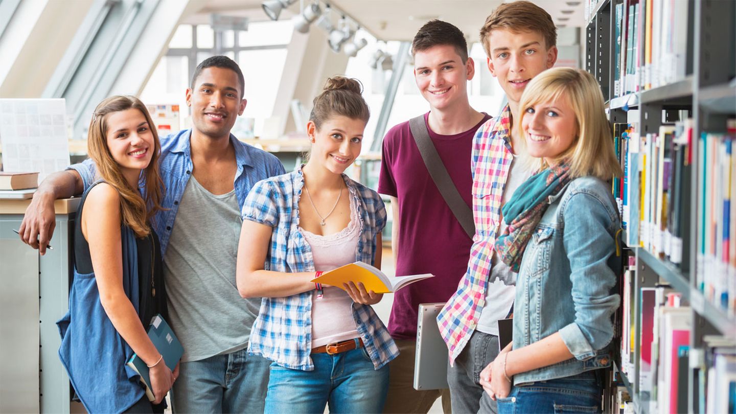 Platz 12: Sozialwissenschaften  Ein klares Berufsbild gibt es für Sozialwissenschaftler nicht - die Spanne reicht von Medienberufen, über Marktforschung bis zu Unternehmensberatung. Das durchschnittliche Einstiegsgehalt liegt bei 39.599 Euro.
