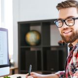 Platz 3: Wirtschaftsingenieurwesen  Noch etwas besser sieht es für Wirtschaftsingenieure aus. Sie kombinieren Ingenieurswissen mit betriebswirtschaftlichen Fähigkeiten und qualifizieren sich so auch für eine Management-Laufbahn. Einstiegsgehalt: 48.696 Euro.