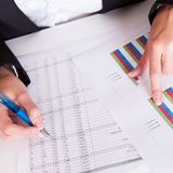 Platz 8: Wirtschaftswissenschaft  Die beiden Hauptbereiche der Wirtschaftswissenschaften, die Volkswirtschaftslehre und die Betriebswirtschaftslehre, gehören seit Jahren zu den zahlenmäßig stärksten Studiengängen. Die Absolventen verteilen sich über die gesamte Bandbreite der Wirtschaftswelt und verdienen zum Einstieg im Schnitt 43.033 Euro.