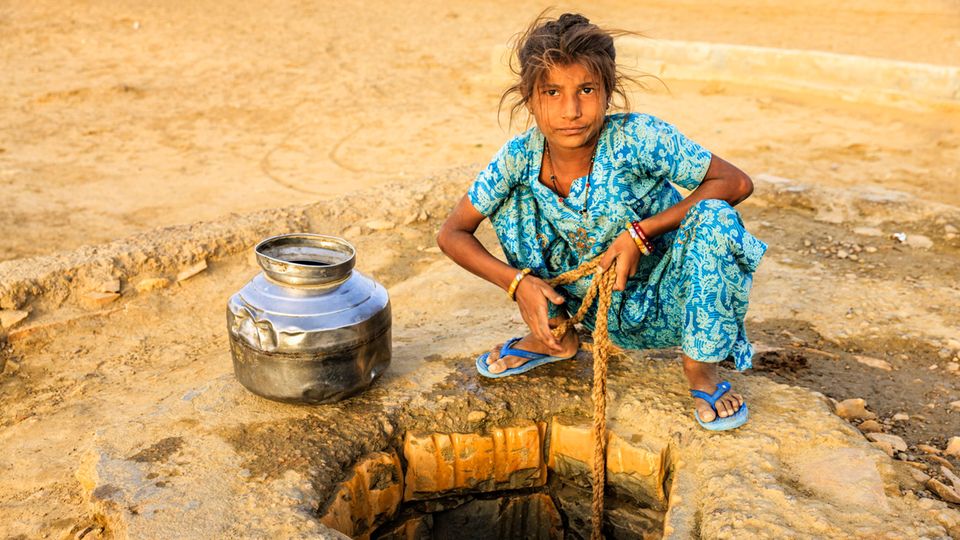 Hilfe in Krisengebieten: Mädchen sucht nach Wasser Mädchen sucht nach Wasser