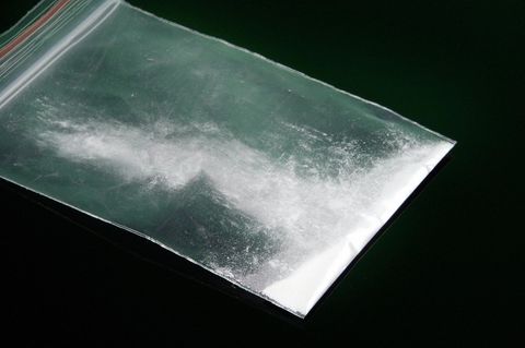 Ein Päckchen mit weißem Pulver