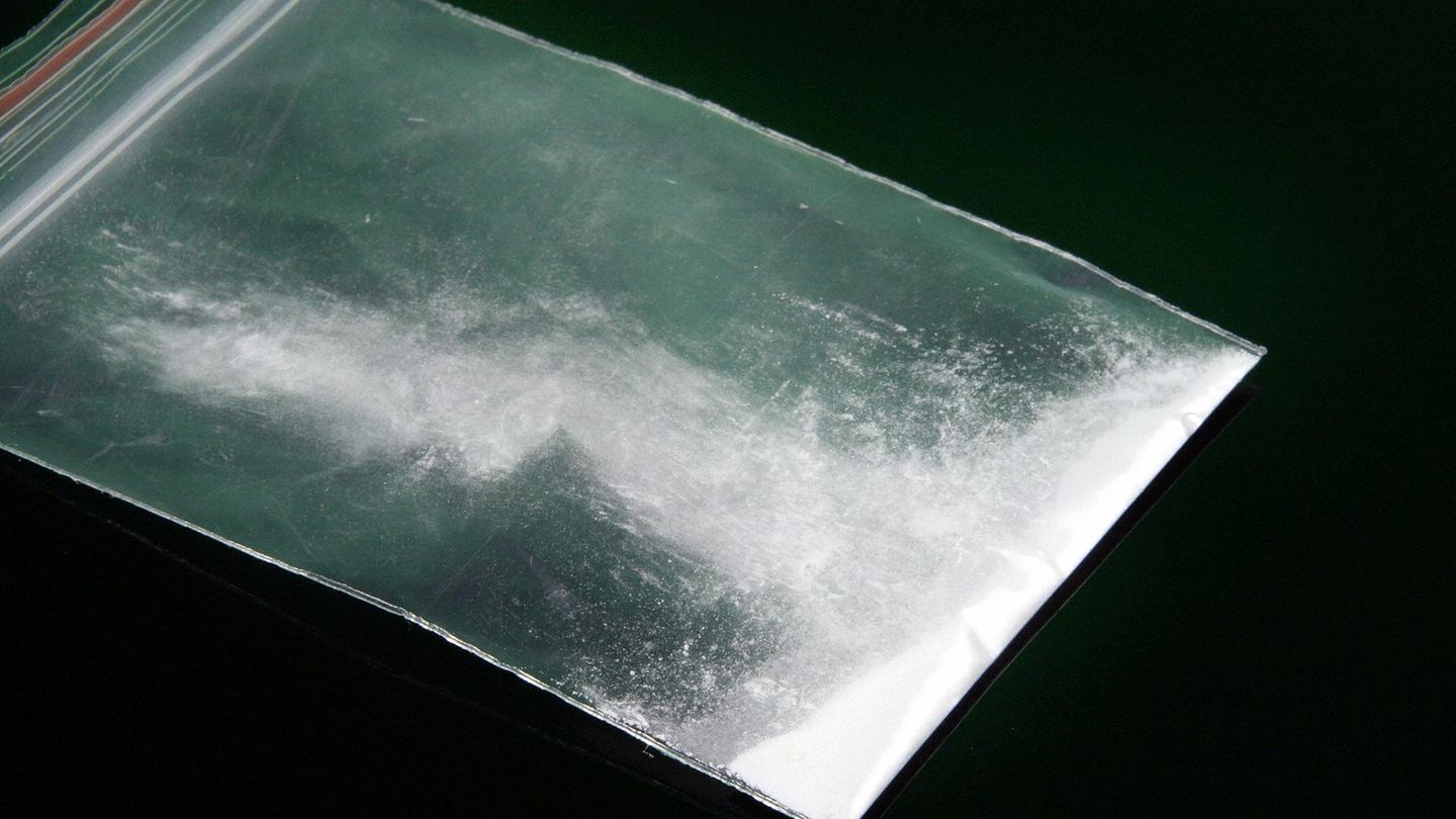 Ein Päckchen mit weißem Pulver