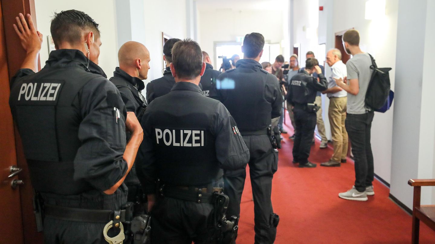 Prozessbeginn in Leipzig, ein Polizist sagt über die rechten Randale als Zeuge: "Sah aus wie im Kriegsgebiet".
