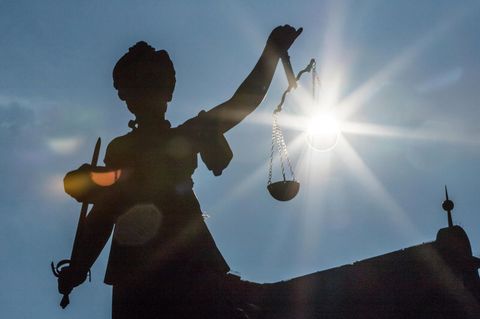Die Justizia auf dem Römerberg in Frankfurt: Bei der Abschiebung des mutmaßlichen Gefährders Sami A. haben sich die staatlichen Institutionen nicht gerade mit Ruhm bekleckert.