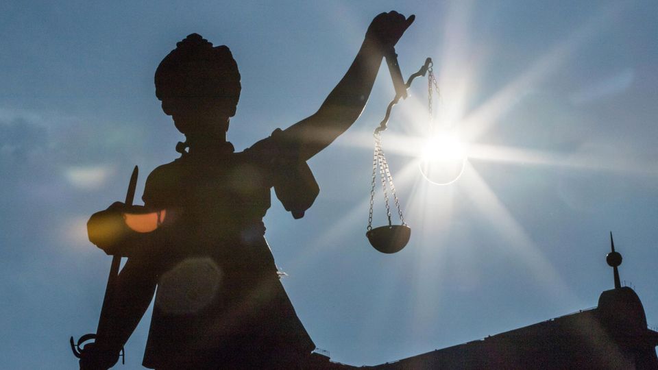 Die Justizia auf dem Römerberg in Frankfurt: Bei der Abschiebung des mutmaßlichen Gefährders Sami A. haben sich die staatlichen Institutionen nicht gerade mit Ruhm bekleckert.