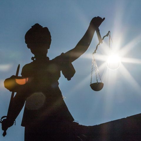 Die Justizia auf dem Römerberg in Frankfurt: Bei der Abschiebung des mutmaßlichen Gefährders Sami A. haben sich die staatlichen Institutionen nicht gerade mit Ruhm bekleckert.