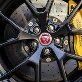 Die Carbon-Keramikbremse ist gut dosierbar