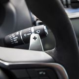 Mit den Schaltwippen lassen sich die Gänge manuell hineinschnalzen