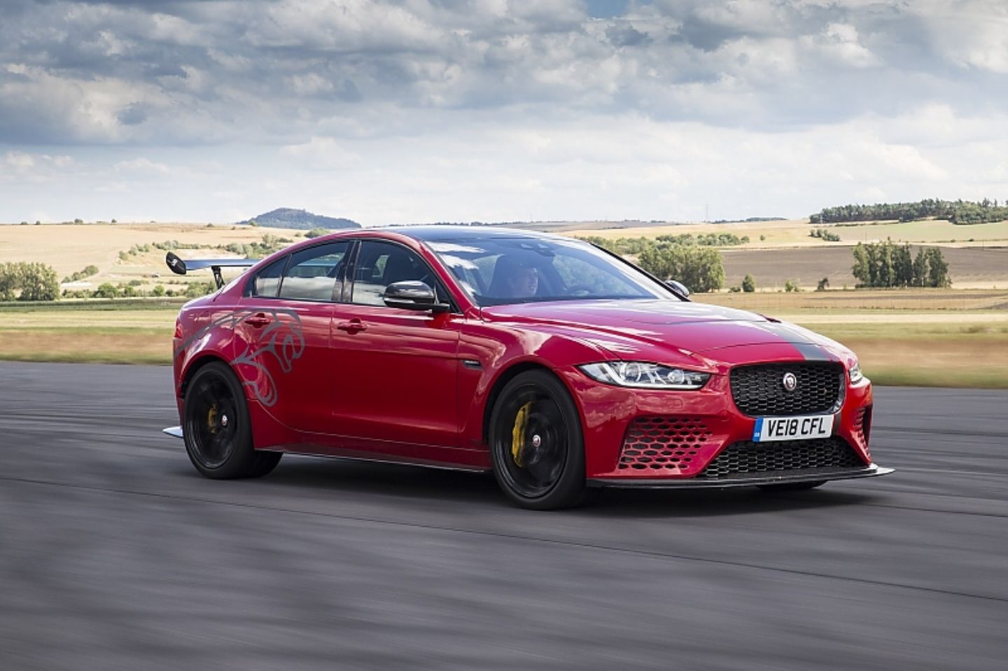 Der Jaguar XE SV Project 8 wird von Hand zusammengebaut