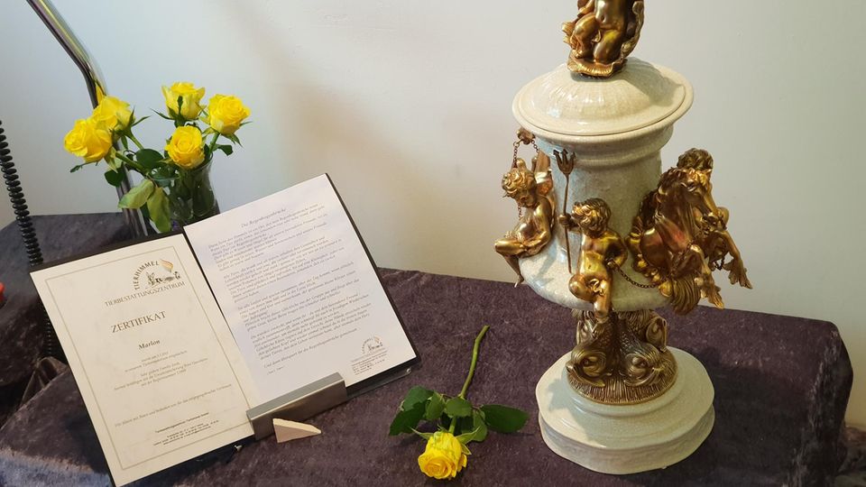 Die Urne mit Marlons Überresten hat einen Ehrenplatz in der Wohnung der Familie gefunden