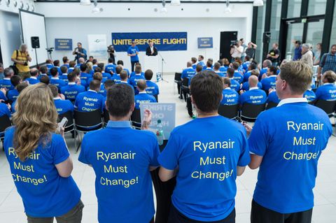 Beschäftigte der Fluggesellschaft Ryanair tragen im Main Airport Center bei einer Demonstration für bessere Arbeitsbedingungen T-Shirts mit der Aufschrift "Ryanair Must Change!"