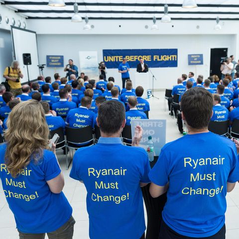 Beschäftigte der Fluggesellschaft Ryanair tragen im Main Airport Center bei einer Demonstration für bessere Arbeitsbedingungen T-Shirts mit der Aufschrift "Ryanair Must Change!"