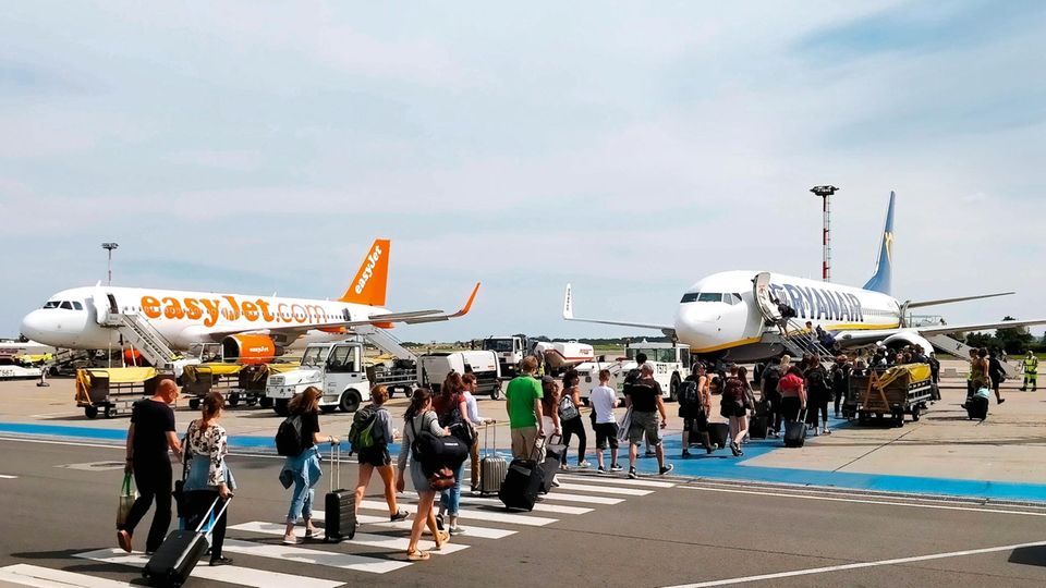 Luftfahrt: Vor dem Abflug: Passagiere auf dem Weg zu ihren Maschinen am Flughafen Berlin-Schönefeld Vor dem Abflug: Passagiere auf dem Weg zu ihren Maschinen am Flughafen Berlin-Schönefeld