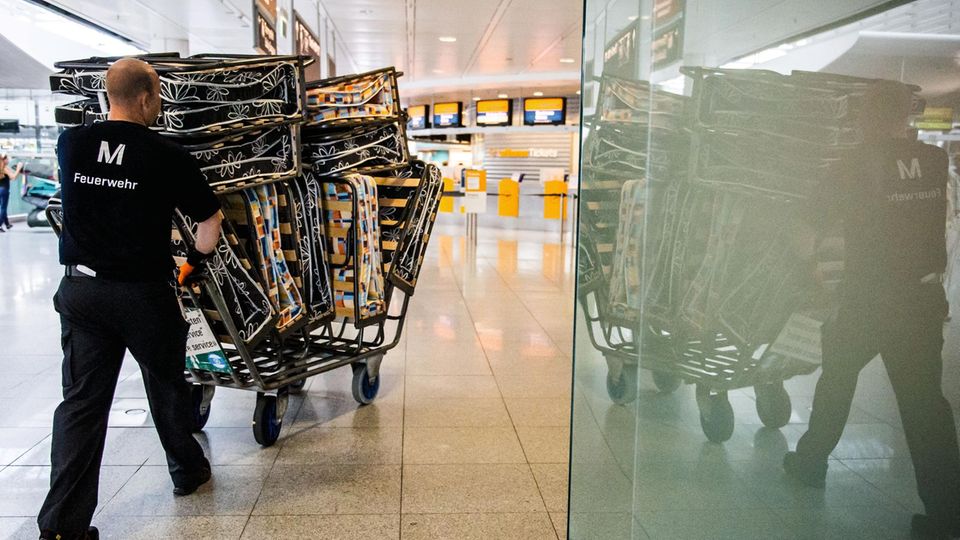 Luftfahrt: Ein Bett am Flugfeld: In München werden Notbetten transportiert. Hunderte Passagiere mussten im Terminal schlafen Ein Bett am Flugfeld: In München werden Notbetten transportiert. Hunderte Passagiere mussten im Terminal schlafen