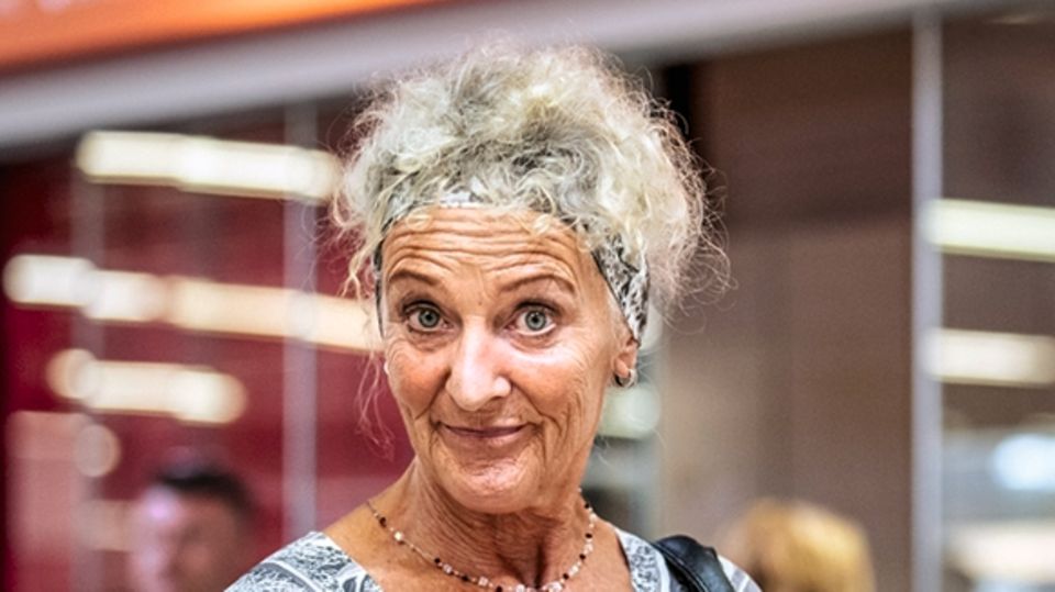 Luftfahrt: Eigentlich wurde Gabriele Ackermann, 64, am vorvergangenen Freitag zu Hause in Lichtenstein bei Reutlingen erwartet: Sie musste sich um ihre kranke Mutter kümmern und am nächsten Morgen arbeiten. Weil ihr Flug mit Easyjet nach Stuttgart ausfiel, wurde daraus nichts. Schlimmer noch: Niemand half ihr am Flughafen oder informierte über Alternativen. Sie buchte auf eigene Faust neu. Eigentlich wurde Gabriele Ackermann, 64, am vorvergangenen Freitag zu Hause in Lichtenstein bei Reutlingen erwartet: Sie musste sich um ihre kranke Mutter kümmern und am nächsten Morgen arbeiten. Weil ihr Flug mit Easyjet nach Stuttgart ausfiel, wurde daraus nichts. Schlimmer noch: Niemand half ihr am Flughafen oder informierte über Alternativen. Sie buchte auf eigene Faust neu.