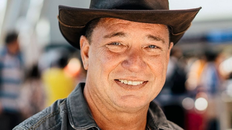 Luftfahrt: Der 53-jährige Kriminalbeamte Mario Hoffmann ist auf dem Weg nach Gran Canaria und muss sich schon vor dem Abflug Sorgen um die Rückreise machen: Bei Ryanair drohen Streiks, und er fürchtet, in den Sog der Flugausfälle zu geraten. "Soweit ich weiß, müssen die uns befördern", sagt er – ahnt aber schon, dass er für seine Familie vermutlich selbst Ersatz suchen müssen wird. Der 53-jährige Kriminalbeamte Mario Hoffmann ist auf dem Weg nach Gran Canaria und muss sich schon vor dem Abflug Sorgen um die Rückreise machen: Bei Ryanair drohen Streiks, und er fürchtet, in den Sog der Flugausfälle zu geraten. "Soweit ich weiß, müssen die uns befördern", sagt er – ahnt aber schon, dass er für seine Familie vermutlich selbst Ersatz suchen müssen wird.