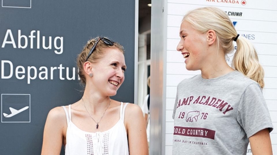 Luftfahrt: Judith Knolhoff, 19, ist am vorvergangenen Freitag mit der polnischen LOT von Groningen zu ihrer gleichaltrigen Freundin Theresa nach München geflogen. Sie sollte um 11.20 Uhr ankommen, landete aber erst dreieinhalb Stunden später. Warum der Flug so eine Verspätung hatte, konnten ihr die Servicemitarbeiter am Flughafen auch nicht sagen. Judith Knolhoff, 19, ist am vorvergangenen Freitag mit der polnischen LOT von Groningen zu ihrer gleichaltrigen Freundin Theresa nach München geflogen. Sie sollte um 11.20 Uhr ankommen, landete aber erst dreieinhalb Stunden später. Warum der Flug so eine Verspätung hatte, konnten ihr die Servicemitarbeiter am Flughafen auch nicht sagen.