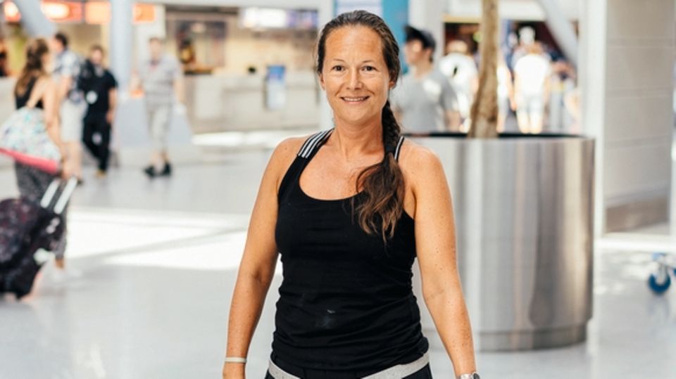 Luftfahrt: Julia Sierksma, 39, war auf dem Weg zu ihrem Verlobten in Krakau, als ihr Flug mit der ungarischen Wizz Air gestrichen wurde: Das Flugzeug war defekt, Ersatz nicht verfügbar. Sie musste im Hotel schlafen, bevor es am nächsten Tag mit der reparierten Maschine weiterging. Die Kosten trug erst mal sie: "Erst Monate später bekam ich mein Geld, aber nur, weil ich so emsig hinterher war." Julia Sierksma, 39, war auf dem Weg zu ihrem Verlobten in Krakau, als ihr Flug mit der ungarischen Wizz Air gestrichen wurde: Das Flugzeug war defekt, Ersatz nicht verfügbar. Sie musste im Hotel schlafen, bevor es am nächsten Tag mit der reparierten Maschine weiterging. Die Kosten trug erst mal sie: "Erst Monate später bekam ich mein Geld, aber nur, weil ich so emsig hinterher war."