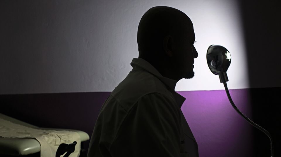 Dieser Arzt ist einer von nur fünf im Land, die Abtreibungen vornehmen. Das Gesetz sieht auch für Mediziner, die Frauen helfen, hohe Haftstrafen vor