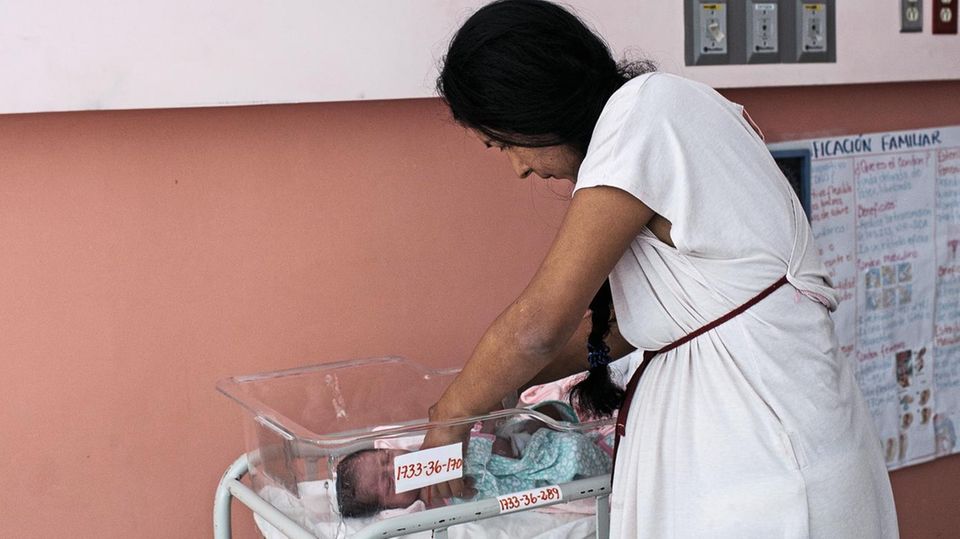 Eine Mutter versorgt ihr Neugeborenes im Nationalen Frauen-Hospital in San Salvador. Ärzte in öffentlichen Krankenhäusern müssen Frauen auch bei Fehlgeburten melden