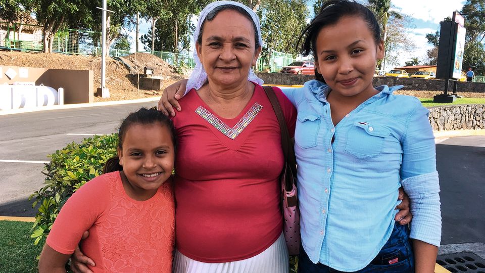 Albas Töchter Lizzeth, 11, (l.) und Juana, 14, (r.) mit Großmutter Gloria Elvira Rivas de Miranda, die für die Kinder sorgen muss. Der Vater lebt in den USA
