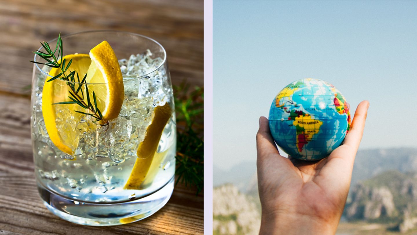 Gin im Glas und eine Weltkugel