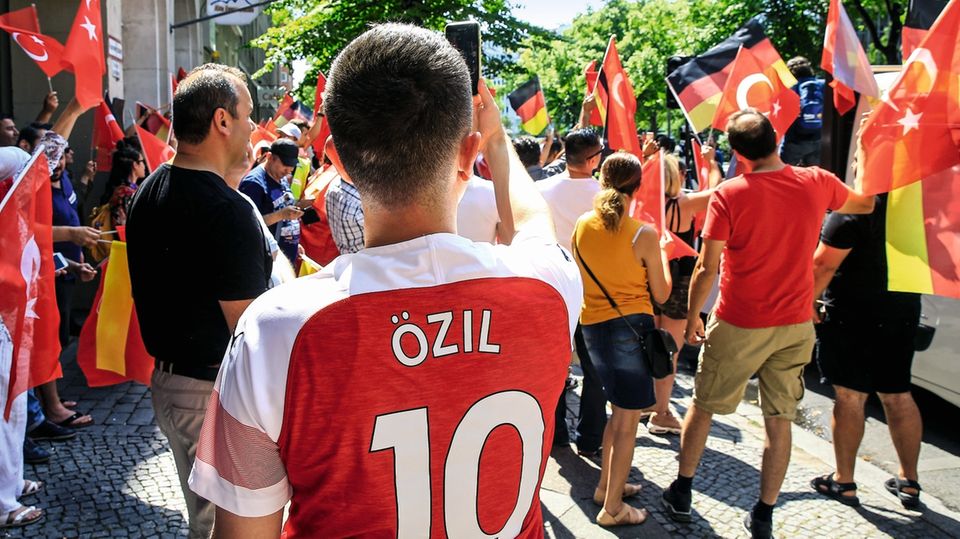 #MeTwo: Gegen die alltägliche Diskriminierung: Unterstützer von Mesut Özil demonstrieren in Berlin Gegen die alltägliche Diskriminierung: Unterstützer von Mesut Özil demonstrieren in Berlin