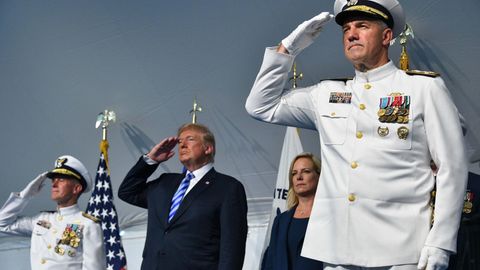 Trump salutiert während einer Zeremonie zum Führungswechsel im Hauptquartier der Küstenwache in Washington