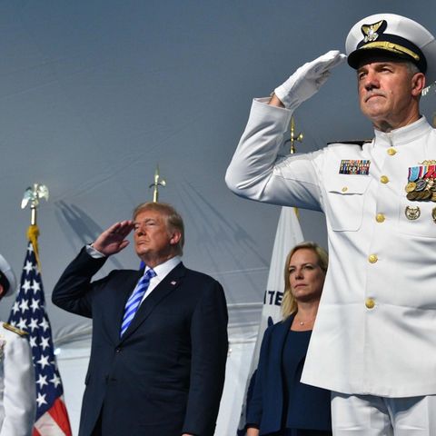 Trump salutiert während einer Zeremonie zum Führungswechsel im Hauptquartier der Küstenwache in Washington