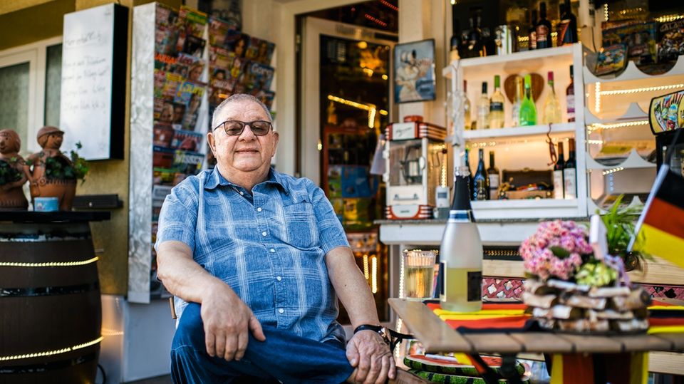 Ferdi, 77, ist Stammkunde. Jeden Tag kauft er eine Flasche eiskalten Sekt. Er trinkt ihn aus dem Wasserglas und schimpft über Trump und die AfD