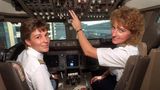 Evi Lausmann (l) und Anja Ellenrieder im Cockpit einer Boeing 747. Die beiden Frauen waren 1991 die ersten Co-Pilotinnen der Lufthansa, die einen Jumbojet auf Langstreckenflügen steuern durften.