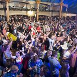 (Symbolbild)  1. Die Massenparty, Schüttorf, Niedersachsen   Typischer Drink: Flying Hirsch (Jägermeister mit Red Bull)  Typischer Satz: "Machst du ein Foto von mir?"   Dresscode: Reality-TV-Chic       Der Landkreis Grafschaft Bentheim in Niedersachsen ist der dunkelste Ort der Welt. Zumindest kommt es einem so vor, wenn man an einem Samstag um 22.45 Uhr im Taxi die Landstraße hinunterrast. In Kleinstädten wie Ochtrup oder Salzbergen brennt nur jede dritte Straßenlampe, die Gasthöfe haben ihre Neonreklameschilder ausgeknipst, und auch die meisten Wohnzimmerfenster sind bereits schwarz. "Warten Sie, bald können Sie die Lichter sehen", sagt der Taxifahrer, als wir in das freie Land eintauchen wie in ein Tintenfass. Dann tauchen am Horizont plötzlich blaue Lichtkegel auf. Die Skybeamer, die in der hellen Großstadt immer ein wenig lächerlich wirken, machen auf dem Land tatsächlich Sinn. "Kommt zum Index", lese ich in krakeliger Leuchtschrift am Himmel.      Mit Leuchtpower kennt man sich in Schüttorf aus. Die Besitzerfamilie, sagt der Taxifahrer, habe 1988 Teile der Lichtanlage der Olympischen Spiele in Seoul gekauft. Der Olympischen Spiele! Das ist die Größenordnung, in der man hier denkt. Heute leistet sich das Index die "größte Eisbar der Welt", dazu: fünf Floors, gut dreißig Bars, zwei Restaurants. Ein Entertainment- Leuchtturm. Eine der größten Diskos Deutschlands, Platz für 6000 Menschen.      Ich treffe Geburtstagsgruppen, Abiturienten, Soldaten und Sportvereine, die bis zu drei Stunden Autofahrt auf sich genommen haben und aus fünf verschiedenen Ländern stammen. Feiern löschten den Alltag auf Zeit aus, schreibt der Soziologe Harald Homann in dem Standardwerk "Das Fest", sie "mindern den Lastcharakter des Alltags" und ermöglichten es den Menschen dadurch überhaupt erst zu funktionieren. Die labyrinthartige Innenwelt des Index ist tatsächlich das Gegenteil des öden Flachlands, das die Disko umgibt: Licht statt Dunkelheit, Lärm statt Stille, Vielfalt statt Nichts. Egal wo man ist, da gibt es immer noch eine weitere Tür, die einen zu einem neuen Barzwischengeschoss, Soundkabuff, dem nächsten Floor bringt, Schlager, Black Music, House, Monsters of Rock. Immer weiter hinein, immer weiter weg. Das Index funktioniert nach der gleichen Logik wie moderne Vergnügungsparks und Einkaufszentren.      Besonders wohl fühle ich mich mit meiner Indiesozialisation hier nicht. An drei Kassen sitzen Frauen mit Beamtenbrillen und geben Chipkarten aus. An der Bar wird der Betrag einfach auf den Chip gebucht. Hier folgt alles einem genauen Businessplan und Drehbuch.      Und auch die Gäste verhalten sich wie Schauspieler einer Soap, sie tanzen, flirten und trinken allerdings auch unermüdlich. Obwohl ich mir hier fremd vorkomme, denke ich, dass dies das erste Geheimnis einer guten Party sein könnte: dass jeder weiß, was er zu tun hat. Auch wenn es seltsam klingt, man kann den Exzess und das Chaos einer Party organisieren und so eine temporäre Parallelgesellschaft aufbauen.      Im Index leert sich die Tanzfläche bereits um vier Uhr morgens. Die Rückreise in den Alltag, nach Duisburg, Paderborn und Eindhoven, dauert lang.
