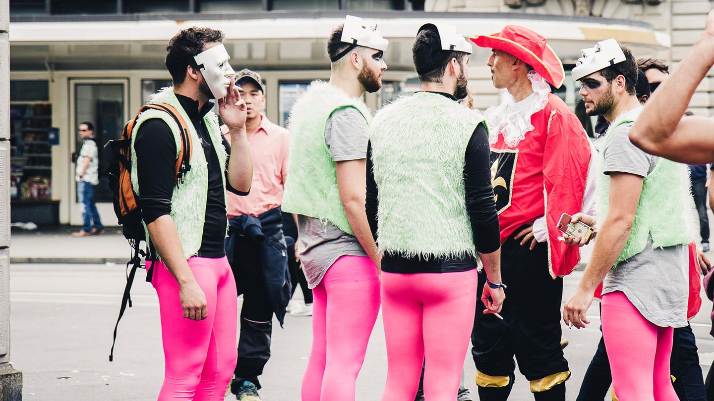 (Symbolbild)  3. Mottoparty, Hanoi Club, München   Typischer Satz: "Und was willst du sein?"   Typischer Drink: Erdbeerlimes (bei der Schlager-Motto-Party)  Dresscode: It depends       Um halb zwei in der Nacht tanze ich mit einem Mädchen, das sich aufführt, als trainierte sie für das Casting eines Hip-Hop-Videos. Sie stützt ihre Hände gegen einen großen Spiegel, geht ins Hohlkreuz, schwenkt die Hüften nach links und rechts und drückt ihren Hintern gegen meinen, nun ja, Bauch. An sich tue ich so etwas nicht. Ein kleines Stück Plastik macht es möglich, und nein, es ist nicht meine Kreditkarte.      Im Spiegel sehe ich das hübsche Gesicht des Pornomädchens und dahinter mich. Ich trage eine weiße Eishockeymaske, genau wie der Killer Jason aus dem Horrorfilm "Freitag der 13.". Meine Tanzpartnerin hat am engen Top surreale Stacheln und Stofffetzen angebracht, die sie aussehen lassen, als wäre sie eine fleischfressende Pflanze. "Friday 13th, Best of Horror" lautet das Motto der Party im Hanoi Club in München. Best of Horror - lass dein inneres Monster frei, soll das wohl heißen, darum geht es ja bei Partys.      Die Eishockeymaske habe ich mir am Nachmittag im Kostümladen gekauft und es mir damit einfach gemacht. Mein Freund Jakob hat sich mehr Mühe gegeben und den Kleiderschrank seiner Medizinerfrau geplündert. Mit OP-Kittel, Einwegskalpell, Blutspritzern und dunklen Augenringen hat er sich in den "verrückten Doktor " verwandelt. In der U-Bahn auf dem Weg zur Party erntet Jakob beunruhigte Blicke der Passanten: Die OP ist wohl nicht so gut gelaufen? Im Club aber wird er vom Freak zum Star.      Mottoparty ist Kurzzeitkarneval und temporäres Tollhaus. Eine Art postmoderne Variante der antiken Saturnalien, bei denen Sklaven und Herrscher die Rollen tauschten, oder des venezianischen Karnevals, bei dem im 16. und 17. Jahrhundert Bürger, Bauern und Fürsten aus ganz Europa Masken aufzogen und im Gewühl der Menge ihre Standesidentität abstreiften.      Der Thrill der Verwandlung vom Alltags-Ich in ein Party-Ich wirkt auch in der Gegenwart. Anonymität fördert Ausgelassenheit. Unter meiner Maske schäme ich mich für nichts. In einem venezianischen Liedchen aus dem 16. Jahrhundert hieß es recht deutlich: "Der Karneval macht mich potent." Die Mottoparty ist ein Konzept mit integriertem Eisbrecher: Unangenehme Stille und peinlich berührtes Schweigen muss man nicht fürchten, kann immer sagen: "Das ist aber ein tolles Kostüm!" Oder: "Und was bitte willst du darstellen?"       Und das Beste ist: Weil man aussieht wie der letzte Idiot, kann man auf einer Mottoparty nach einer kurzen Hitflaute oder einem Müdigkeitsanfall nicht einfach der albernen Versuchung nachgeben zu schauen, "was in dem nächsten Laden so los ist". Feste sind immer nur dann gut, wenn man auf alle Optionen verzichtet und den Exzess hier und jetzt sucht. Die Mottoparty ist ein Käfig mit Diskokugel.