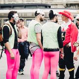 (Symbolbild)  3. Mottoparty, Hanoi Club, München   Typischer Satz: "Und was willst du sein?"   Typischer Drink: Erdbeerlimes (bei der Schlager-Motto-Party)  Dresscode: It depends       Um halb zwei in der Nacht tanze ich mit einem Mädchen, das sich aufführt, als trainierte sie für das Casting eines Hip-Hop-Videos. Sie stützt ihre Hände gegen einen großen Spiegel, geht ins Hohlkreuz, schwenkt die Hüften nach links und rechts und drückt ihren Hintern gegen meinen, nun ja, Bauch. An sich tue ich so etwas nicht. Ein kleines Stück Plastik macht es möglich, und nein, es ist nicht meine Kreditkarte.      Im Spiegel sehe ich das hübsche Gesicht des Pornomädchens und dahinter mich. Ich trage eine weiße Eishockeymaske, genau wie der Killer Jason aus dem Horrorfilm "Freitag der 13.". Meine Tanzpartnerin hat am engen Top surreale Stacheln und Stofffetzen angebracht, die sie aussehen lassen, als wäre sie eine fleischfressende Pflanze. "Friday 13th, Best of Horror" lautet das Motto der Party im Hanoi Club in München. Best of Horror - lass dein inneres Monster frei, soll das wohl heißen, darum geht es ja bei Partys.      Die Eishockeymaske habe ich mir am Nachmittag im Kostümladen gekauft und es mir damit einfach gemacht. Mein Freund Jakob hat sich mehr Mühe gegeben und den Kleiderschrank seiner Medizinerfrau geplündert. Mit OP-Kittel, Einwegskalpell, Blutspritzern und dunklen Augenringen hat er sich in den "verrückten Doktor " verwandelt. In der U-Bahn auf dem Weg zur Party erntet Jakob beunruhigte Blicke der Passanten: Die OP ist wohl nicht so gut gelaufen? Im Club aber wird er vom Freak zum Star.      Mottoparty ist Kurzzeitkarneval und temporäres Tollhaus. Eine Art postmoderne Variante der antiken Saturnalien, bei denen Sklaven und Herrscher die Rollen tauschten, oder des venezianischen Karnevals, bei dem im 16. und 17. Jahrhundert Bürger, Bauern und Fürsten aus ganz Europa Masken aufzogen und im Gewühl der Menge ihre Standesidentität abstreiften.      Der Thrill der Verwandlung vom Alltags-Ich in ein Party-Ich wirkt auch in der Gegenwart. Anonymität fördert Ausgelassenheit. Unter meiner Maske schäme ich mich für nichts. In einem venezianischen Liedchen aus dem 16. Jahrhundert hieß es recht deutlich: "Der Karneval macht mich potent." Die Mottoparty ist ein Konzept mit integriertem Eisbrecher: Unangenehme Stille und peinlich berührtes Schweigen muss man nicht fürchten, kann immer sagen: "Das ist aber ein tolles Kostüm!" Oder: "Und was bitte willst du darstellen?"       Und das Beste ist: Weil man aussieht wie der letzte Idiot, kann man auf einer Mottoparty nach einer kurzen Hitflaute oder einem Müdigkeitsanfall nicht einfach der albernen Versuchung nachgeben zu schauen, "was in dem nächsten Laden so los ist". Feste sind immer nur dann gut, wenn man auf alle Optionen verzichtet und den Exzess hier und jetzt sucht. Die Mottoparty ist ein Käfig mit Diskokugel.