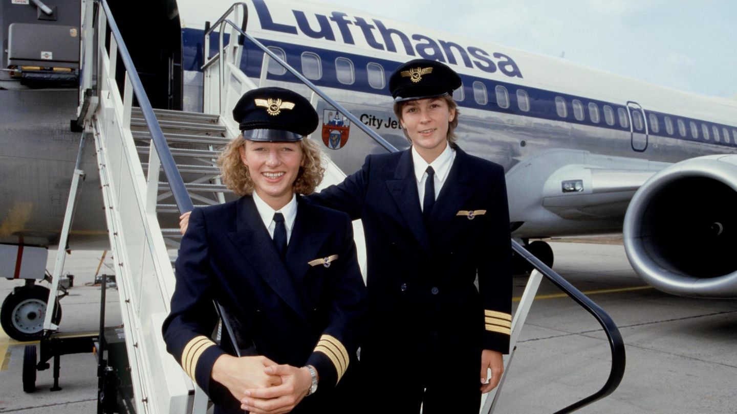 Die ersten von Lufthansa ausgebildeten Pilotinnen stehen 1988 vor einer Boeing 737-200: Nicola Lisy und Evi Hetzmannseder. 