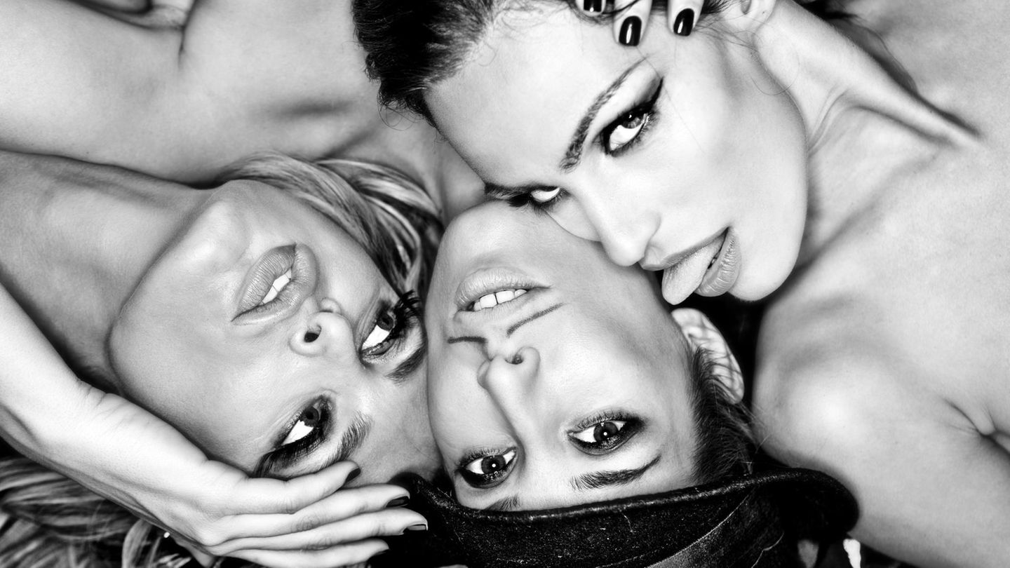 (Symbolbild)  5. Sexparty, Nasty Love Club, Dresden   Typischer Satz: "Und?"   Typischer Drink: Tequila Shots   Dresscode: Less is more       Von Türstehern ist man ja einiges gewohnt. Zurückweisung. Ignoranz. Hohn. Aber das? "Hose aus", sagt der 1,65 Meter große Mann, der einen Fuchspelzmantel trägt und den Einlass zu einem kleinen Kellerclub in der Dresdner Neustadt bewacht. Später erfahre ich, dass der Mann an diesem Abend seinen Geburtstag feiert und "die Zunge" genannt wird. Ich erfahre nicht genau warum.       "Nasty, sexy, fetish" lautet der Dresscode des "Nasty Love Clubs". Und die Zunge ist die Ein-Mann-Modejury. Er lässt die Jungs und Mädchen aus der langen Schlange einzeln vortreten, ihre Wintermäntel aufklappen, als wollten sie im Stadtpark ihren Exhibitionismus ausleben, er beurteilt Qualität und vor allem Quantität des Outfits und knurrt: "Okay, das ist geil", oder, viel häufiger: "Das ziehst du noch aus, oder?"       Ich hatte gehofft, auf der Sexparty mit Jeans und Tanktop durchzukommen, aber die Zunge sagt, Hemden und Jeans sind verboten, und so gebe ich wenig später zusammen mit den meisten anderen Gästen an der Garderobe nicht nur Tasche und Mantel ab, sondern auch die Hose, und stecke mir ein paar Geldscheine in den Bund der Boxershorts. Mädchen haben es an diesem Abend einfacher, Strapse, Korsagen, Miniminiröcke oder durchsichtige Blusen. Die meisten Männer aber tragen Unterhosen und Schuhe und sehen damit aus, als wären sie auf dem Weg zur Badewanne falsch abgebogen.      Zwischen all den nackten Männerrücken und Frauennacken fühle ich mich nicht wie auf der glamourösen Pornoparty aus "Eyes Wide Shut", sondern wie in der Schlange am Freibadkiosk. Ein Mädchen lächelt mich an, spricht dann aber nur über die Studienplatzsituation in Greifswald. Strapse und Small Talk passen nicht zusammen.       "Ficken fürs Volk" lautet das Motto der Partyreihe, die ausdrücklich kein Swinger-Event sein will, sondern ein Ort, an dem "Liebe und elektronische Musik" sich treffen: "Alles kann, nichts muss." Überall stehen Glasschüsseln, die mit Kondomen gefüllt sind. HD-Beamer projizieren 70er-Jahre-Pornos auf die Wände.      Ein handgeschriebener DIN-A4-Zettel an der Wand weist den Weg zum Darkroom. Die Idee des "Nasty Love Clubs" leuchtet mir ein: Die abstrakte Möglichkeit, irgendwo in der Dunkelheit auf jemanden zu treffen, gehört zu einer gelungenen Party einfach dazu. Sex ist einer der wichtigsten Gründe, vielleicht der wichtigste Grund, warum wir feiern. Sex sells - weil die Nachfrage hoch ist. Es ist nur leider oft ziemlich kompliziert.      Der "Nasty Love Club" verspricht seinen Gästen, den Paarungstanz, wie er in den Diskos der Welt aufgeführt wird, diesen ewigen Blickkontaktantanzen- Drinks-spendieren-Loop, abzukürzen und aufzubrechen. Ich gehe auf die Tanzfläche.      Bikinigirls, Lederboys, Unterhosenmodels und Mädchen, die aussehen wie Prostituierte aus dem 19. Jahrhundert. Auf einem Podest fangen zwei Jungs und drei Mädchen an, miteinander rumzumachen - Gangbang meets Go-go. Kurz darauf gehen sie in den Darkroom.      Alles kann - ganz schnell gehen. Ich sehe ein blondes Mädchen in einem Surferbikini, das mir gefällt, warte auf einen guten Song, drehe mich zwei Mal im Kreis und muss dann feststellen, dass sie schon mit einem anderen rummacht. Stattdessen tanze ich mit einem Dita-Von-Teese-Lookalike mit schwarzer Perücke und Korsett. Aber wirklich wild wird es nicht, was vermutlich daran liegt, dass ich mich in dem Schlafanzugoutfit nicht besonders wohl oder attraktiv finde. So geht es offenbar auch anderen Gästen. Vielleicht haben es die Veranstalter des "Nasty Love Clubs" etwas übertrieben. Erotik braucht eben auch das Uneindeutige.      Im "Nasty Love Club" ist alles zu direkt, zu wenige Geheimnisse. Das hat immerhin den Vorteil, dass ich meine Knutschpartnerin am Ende des Abends sehr schnell loswerde und keine blöden Ausreden erfinden muss. Ich sage Tschüss und gehe nach Hause. Alles kann. Nichts muss.