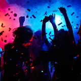 (Symbolbild)  6. Supertop-Party, Kater Holzig, Berlin-Kreuzberg   Typischer Satz: "Heute Abend haben sie wieder zu viele spanische Hipster reingelassen."   Typischer Drink: Wasser plus Chemikalien   Dresscode: Anything goes (außer Perlenohrringe)      Der Weg zur Bar ist ein echter Trip. Auf dem Innenhof des "Kater Holzig" stehen brennende Mülltonnen. Die Backsteinmauer ist mit einem riesigen Skelett verziert. Baumstämme, Planen und Metallabfälle bilden eine gefährliche Landschaft, halb Ruine, halb Spielplatz. Die Outdoordekoration macht das "Kater Holzig" zum 80er-Jahre-Filmset, auf dem Kurt Russell, Mel Gibson oder ein anderer Vokuhilakrieger gegen die Apokalypse kämpft. Die Flammen und der hübsche Müll erzeugen eine gute Stimmung: Wenn die Welt jetzt also wirklich ihrem Ende entgegengeht - gelten dann auch so lästige Regeln wie Sperrstunde oder Dispokredit nicht mehr?      Das "Kater Holzig" steht auf dem Gelände einer alten Seifenfabrik direkt an der Spree und gilt aktuell als einer der besten Clubs der Welt. Eigentlich, denke ich, unterscheidet sich der Laden gar nicht so sehr von der Partyfabrik Index. Das ist kein Club mehr, schrieb der Autor Tobias Rapp bereits über den Kater-Holzig-Vorgänger "Club 25", sondern "Kommune, Restaurant, Wellnessinsel, Wagenburg, Hostel, Kino, Theater und Laufsteg".      Aber die Gastgeber können sich so viel Mühe geben, wie sie wollen - sie sind auf die Mitarbeit der Gäste angewiesen, die nicht an das Meeting am Montag oder an die Spaßspätfolgen denken dürfen. Auch wenn es nach Arbeit klingt: Eine gute Party braucht Menschen, die Ausdauer, Geduld und Disziplin haben. Im "Kater Holzig" hat man damit kein Problem.      Hier kommen um sieben Uhr morgens noch neue Leute an. Der Clubstempel weist an jedem Wochentag einen anderen Buchstaben auf - am Donnerstag ist ein "K" auf dem Stempel, am Freitag ein "A", am Samstag ein "T" und so weiter. Nicht selten sehe ich Leute, die Kat, Kate oder Kater auf dem Arm stehen haben und den Stempel tragen wie ein Tattoo.      Kein Wunder, denke ich, dass das "Kater Holzig" als Supertop-Party gilt. Es stimmt. Ich finde hier viele Zutaten wieder, die ich von meinen bisherigen Stationen kenne. Es gibt einen guten Plan (Massenparty), illustre Gäste (VIP) und dunkle Orte (Sex). Im Flur stehen ausrangierte Beichtstühle, in die sich die Menschen zurückziehen können, um das zu tun, was sie lieber alleine oder zu zweit tun. Viele Menschen sind sogar verkleidet (Motto). Ein Mädchen sitzt auf einer Lautsprecherbox und malt ihren Freunden mit Kajalstift schwarze Nasen und Schnurrbarthaare ins Gesicht. Eine gute Party ist die Fusion aus widerstrebenden Elementen, ist bigger than life und hat doch ein paar gemütliche Ecken (WG), ist exklusiv und doch zugänglich, vereint den Schutz der Dunkelheit mit dem Glanz der Scheinwerfer.      Dabei verändert die perfekte Party permanent Form und Stil. In den Sechzigerjahren brauchten die Hippies zum Feiern nur eine Wiese und ein bisschen Musik. In den Siebzigern gab es Disko und das "Studio 54" in New York. Heute wird die perfekte Party im Berliner Techno-Nimmerland gefeiert. Und übermorgen ganz woanders. Für uns bedeutet das auch, dass wir nie bequem werden dürfen. Nie aufhören dürfen, nach dem Moment zu suchen, der eine ganze Nacht dauern kann. Manche Dinge aber bleiben immer gleich, denke ich, als ich um acht Uhr morgens ins Freie trete. Egal, ob man einen Betonbunker, eine Altbauwohnung oder ein Nightlife-Multiplex verlässt: Wenn die Party gut war, klebt der Boden. Und draußen ist es hell.