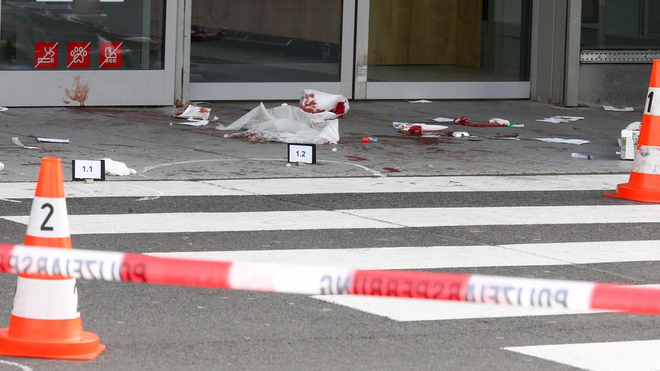 Kerpen: Beweismarkierungen stehen am Tatort, wo ein Mann mit einem Beil zwei Menschen attackiert und schwer verletzt hat