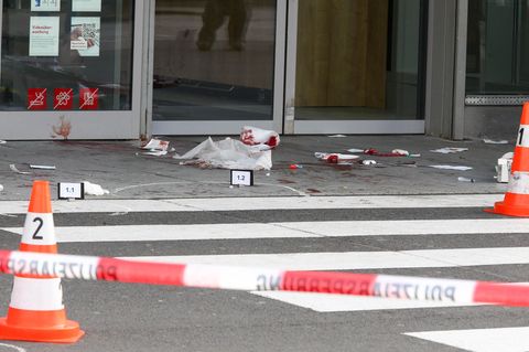 Kerpen: Beweismarkierungen stehen am Tatort, wo ein Mann mit einem Beil zwei Menschen attackiert und schwer verletzt hat
