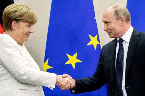 Shakehands zwischen Angela Merkel und Wladimir Putin - Worüber sprechen die beiden Staatenlenker in Meseberg?